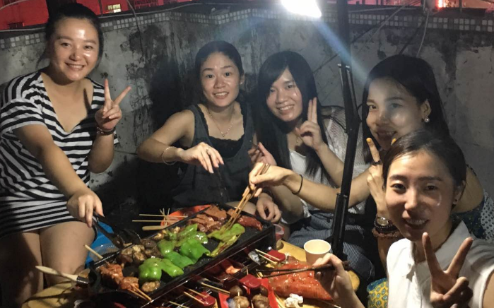 为庆祝珠宝商四五月的辉煌业绩 珠宝商技术团队集体烧烤